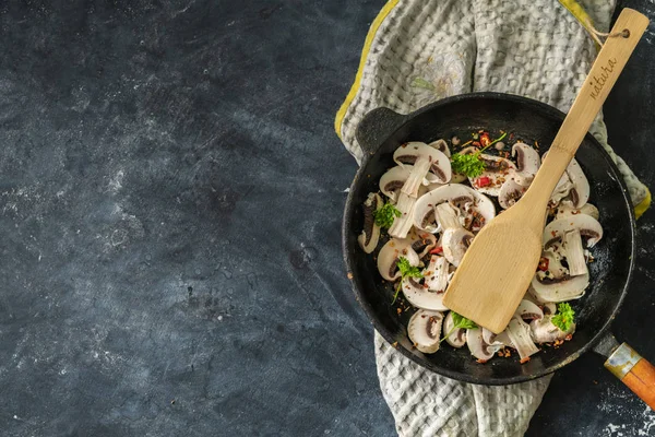 doğranmış champignons, mantar pişirme ile dolu yağlı sıcak tencere