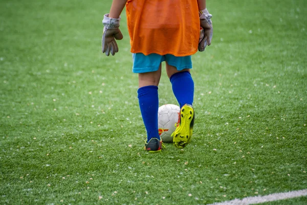 小男孩踢足球,健康的生活方式与成功的未来 — 图库照片