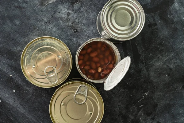 Opened tin can on the table without leftovers from the food, meal concervations — Stock Image Opened tin can on the table without leftovers from the food, meal concervations Royalty Free Stock Photos
