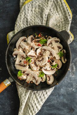 doğranmış champignons, mantar pişirme ile dolu yağlı sıcak tencere