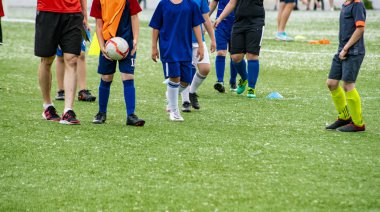 stadyum üzerinde çim alanında futbol oynayan kalabalık birçok çocuk çocuk