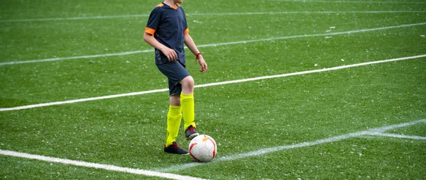 Fiatal fiú playng futball foci, egészséges életmód sikeres határidős — Stock Fotó