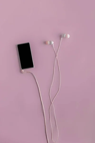 Leigos planos de dispositivo leitor de música moderna e fones de ouvido, conceito minimalista em superfícies de cor — Fotografia de Stock