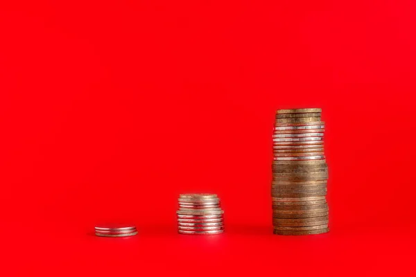 Pila de monedas de efectivo que muestra gráfico de aumento en la superficie de color —  Fotos de Stock