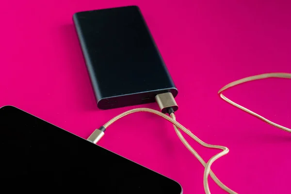 Powerbank lädt das moderne Smartphone oder neues Gadget auf — Stockfoto