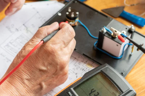 Proceso de hacer mediciones eléctricas con multímetro, probando los equipos — Foto de Stock