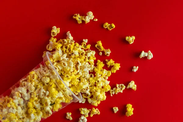 Palomitas de maíz cubo para ver películas de cine, sobre fondo de color — Foto de Stock