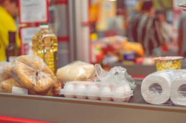 hafta sonu satın almak için konveyör gıda ile süpermarket kasiyer