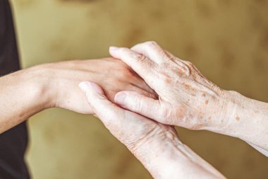 genç ve yaşlı, sonraki ve önceki nesil eller birbirine dokunmak, insanlar bağlantı kavramları