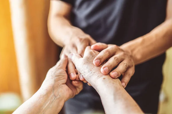 Unga och gamla, nästa och föregående generations händer vidrör varandra, folk anslutnings koncept — Stockfoto