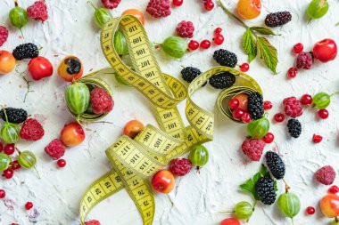 taze çilek üstüne bant santimetre ölçeği, diyet kavramı, düz yatıyor