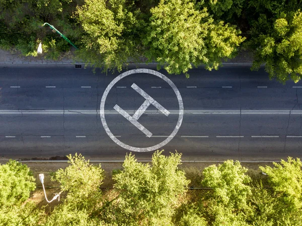 Eliporto elicottero sulla superficie dell'asfalto con lettera "H" vista dall'alto — Foto Stock