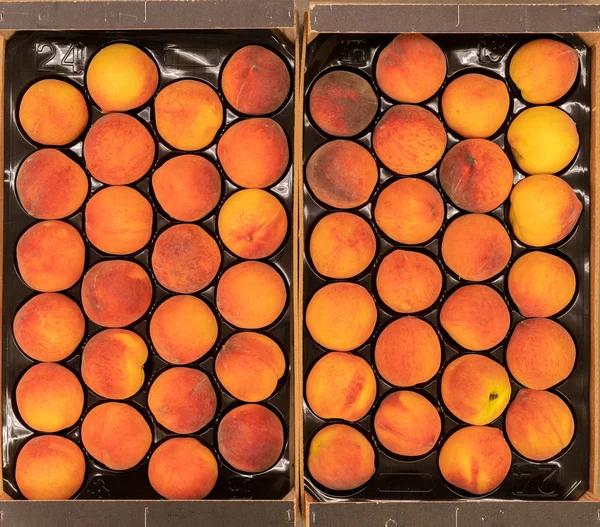 Close-up mooie verse rauwe perziken in een houten kist — Stockfoto