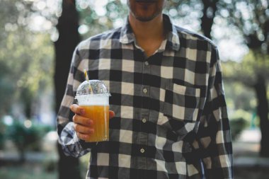 saman açık meyve smoothie cam götürmek tutan bir adam