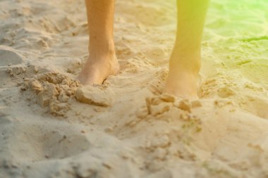 çıplak erkek ayakları kumlu plajda yürümek, sağlıklı yoga uygulama kavramları