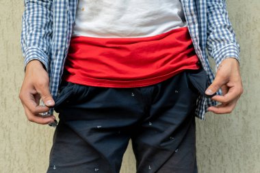 adam boş cepleri gösteren, yoksul işsiz evsiz ve parasız kavramlar