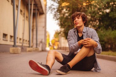 yerde adam, dışarıda yaralanma var, düşen