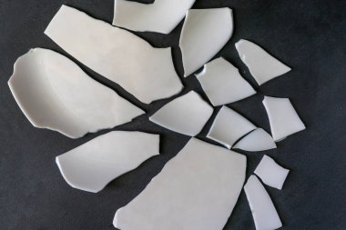 zeminde çöktü çanak sofra birçok beyaz parçalar