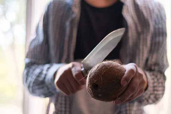 Persona con cuchillo grande tratar de abrir y romper un coco —  Fotos de Stock