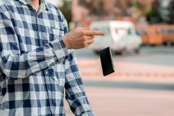Osoba posiadająca smartfon na ulicy, telefon spada i leci w dół przez wypadki — Zdjęcie stockowe