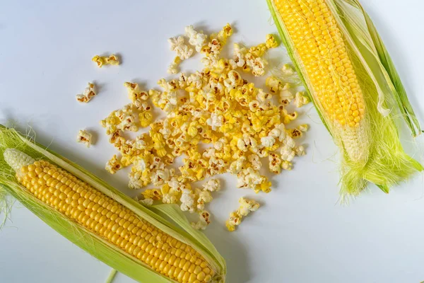 Yellow popcorn and corncobs and raw corn, salt and sweet tastes — Stock Photo, Image