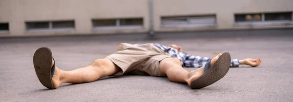 Man on the ground, got injury outdoors, falling down — Stock Photo, Image