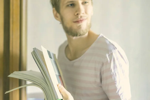 Młody przystojny Brodaty mężczyzna nieść mała Kupka książek w Uniwersytecie f — Zdjęcie stockowe