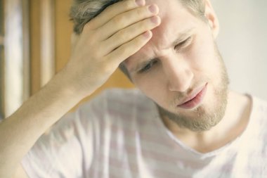 Genç sakallı kişi güçlü baş ağrısı f acı portresi kapatın