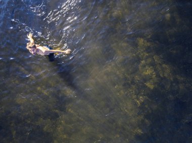 yaz tatil beldesinde sahilde deniz suyunda yürümek genç adamın üst görünümü