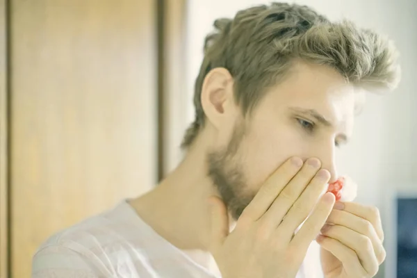 Sakallı adam portre yakından acı burun kanaması vatka tampon f kullanarak — Stok fotoğraf