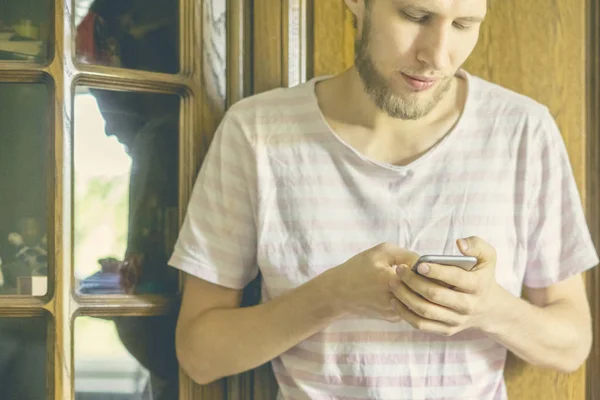 Close up masculino pessoa magra no guarda-roupa e usando telefone em casa d — Fotografia de Stock