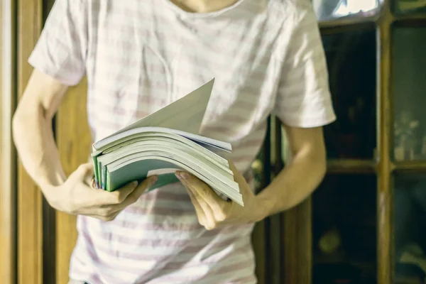 Młody student holidng kilka książek w Uniwersytecie f z bliska — Zdjęcie stockowe