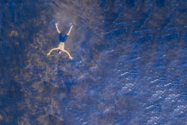 Antenowe widok sam człowiek pływać w luksusowy piękny morze laguny — Zdjęcie stockowe