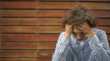 Genç sakallı kişi güçlü baş ağrısı acı portresi kapatın 