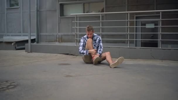 地面に男、屋外で怪我をし、落ちる — ストック動画