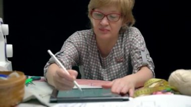 Çalışan terzinin kamera görüntülerini kapat 