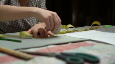 Çalışan terzinin kamera görüntülerini kapat 