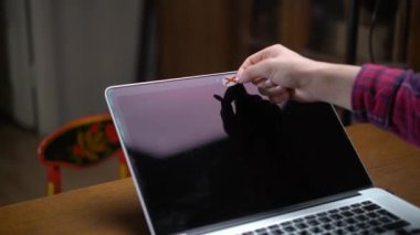 Kameraya yapıştırılan çıkartmayı kapat. Gizlilik kavramı