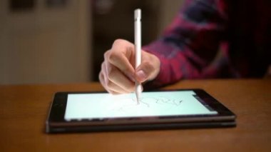 Tablet üzerinde dijital kalem çizimi ile eli kapat