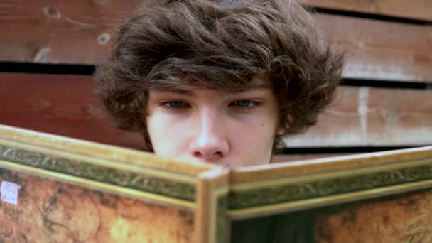 Красивый Молодой Человек Читает Книгу — стоковое видео