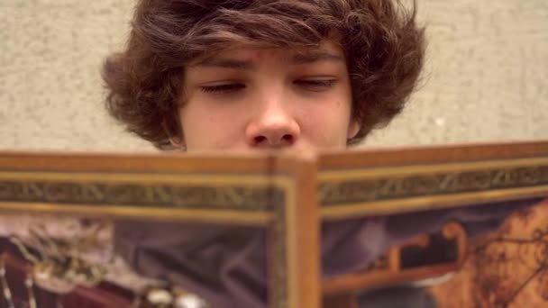 Joven Guapo Leyendo Libro — Vídeos de Stock