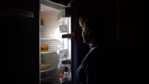 冷蔵庫で商品を探している女性は — ストック動画