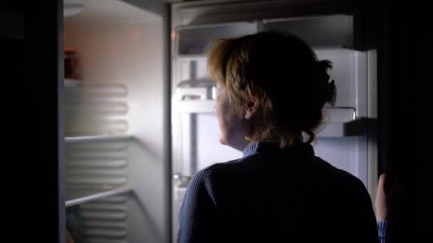Kadın Buzdolabında Ürün Arıyor — Stok video