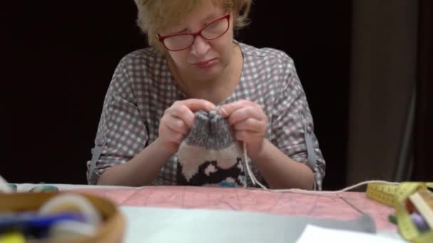 妇女裁缝持有缝纫用品和羊毛线 — 图库视频影像