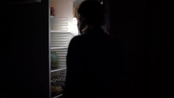 Les mains de la femme prennent les œufs du réfrigérateur — Video