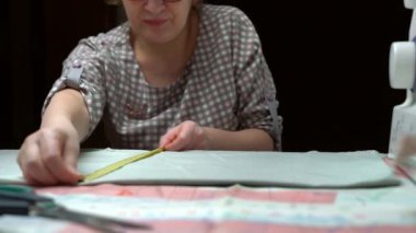 terzi giysileri desenleri yapmak için kumaş ölçer