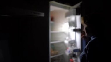 gece açık buzdolabı tarafından kadın