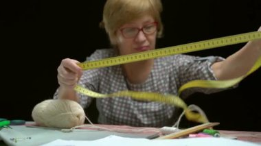 kadın terzi tutun dikiş malzemeleri ve yün iplikleri