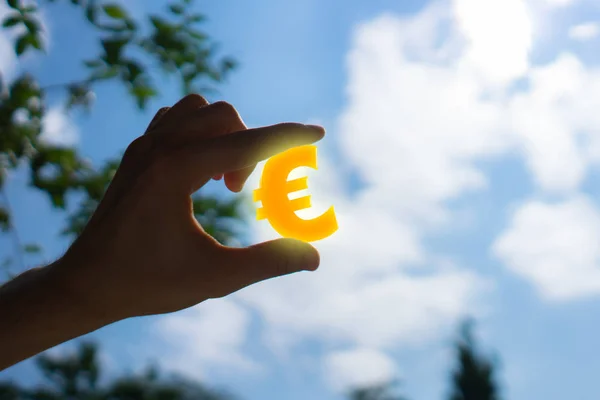 Mão Segurando Sinal Euro Conceito Símbolo Aumento Dinheiro Liberdade Financeira — Fotografia de Stock