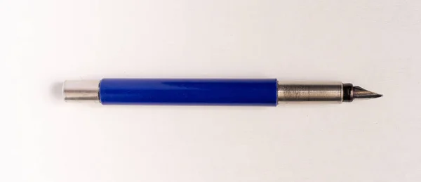 经典优雅的钢笔放在桌上 概念简单 — 图库照片